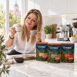 Juana María compara dos cafés junto al pack Primer Flechazo en una cocina blanca con mármol