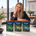 Juana María disfruta una taza junto al pack África en Voz Alta en una oficina con ventanales en Madrid