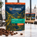 Detalle del envase y de los granos de café del pack África en Voz Alta en una oficina con ventanales en Madrid