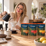 Juana María prepara café junto al pack Dulce Sobremesa en un comedor mediterráneo con mesa de madera