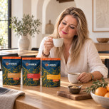 Juana María compara dos cafés junto al pack Dulce Sobremesa en un comedor mediterráneo con mesa de madera