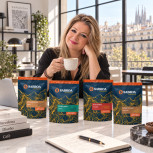 Juana María disfruta una taza junto al pack Pasaporte de Sabor en un estudio urbano en Barcelona