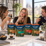 Juana María comparte café con dos amigos junto al pack Pasaporte de Sabor en un estudio urbano en Barcelona