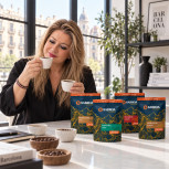 Juana María compara dos cafés junto al pack Pasaporte de Sabor en un estudio urbano en Barcelona
