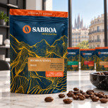Detalle del envase y de los granos de café del pack Pasaporte de Sabor en un estudio urbano en Barcelona